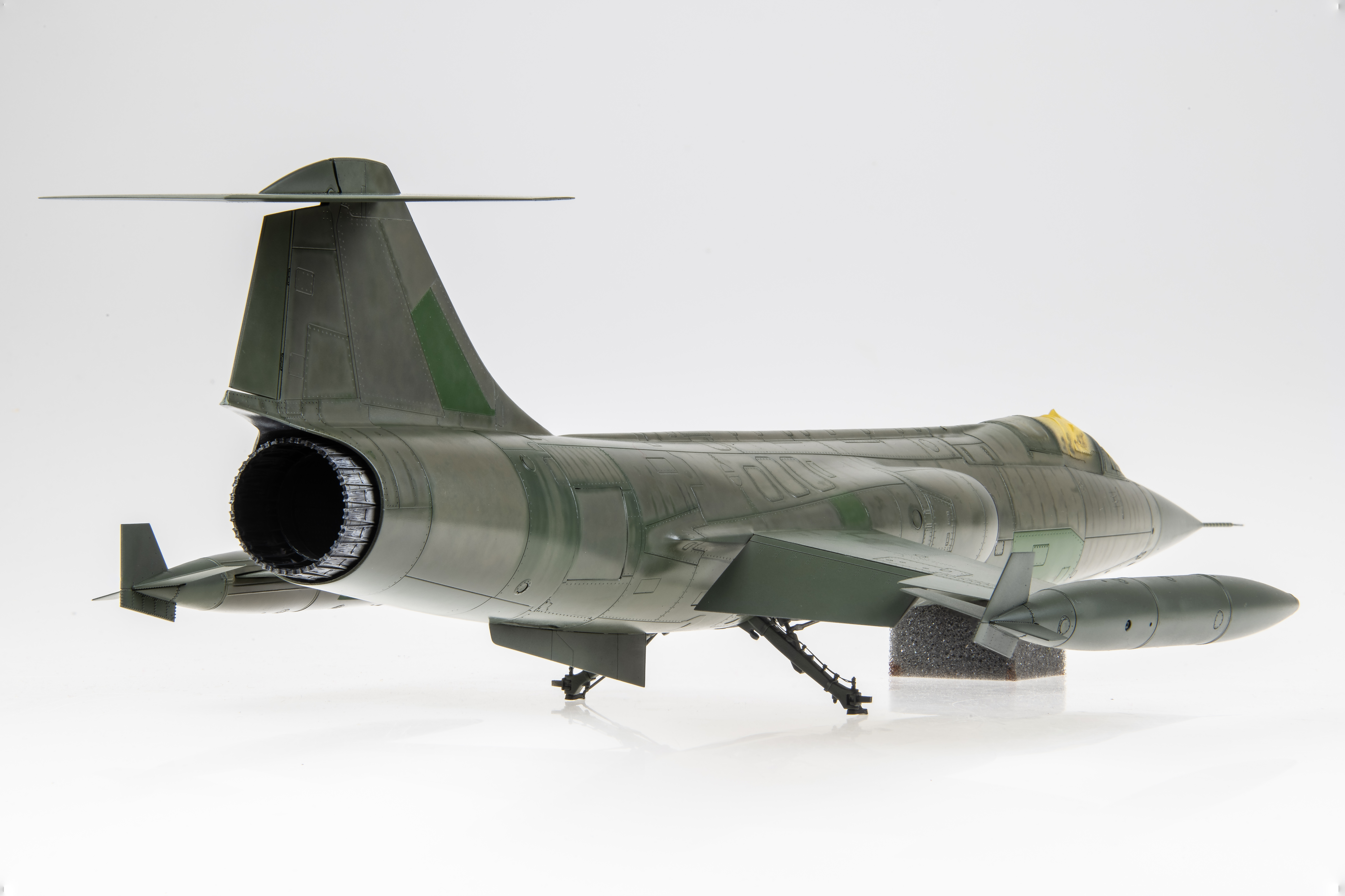 Read more about the article 1/32 F-104G Part 2 – Painting a Distressed Finish